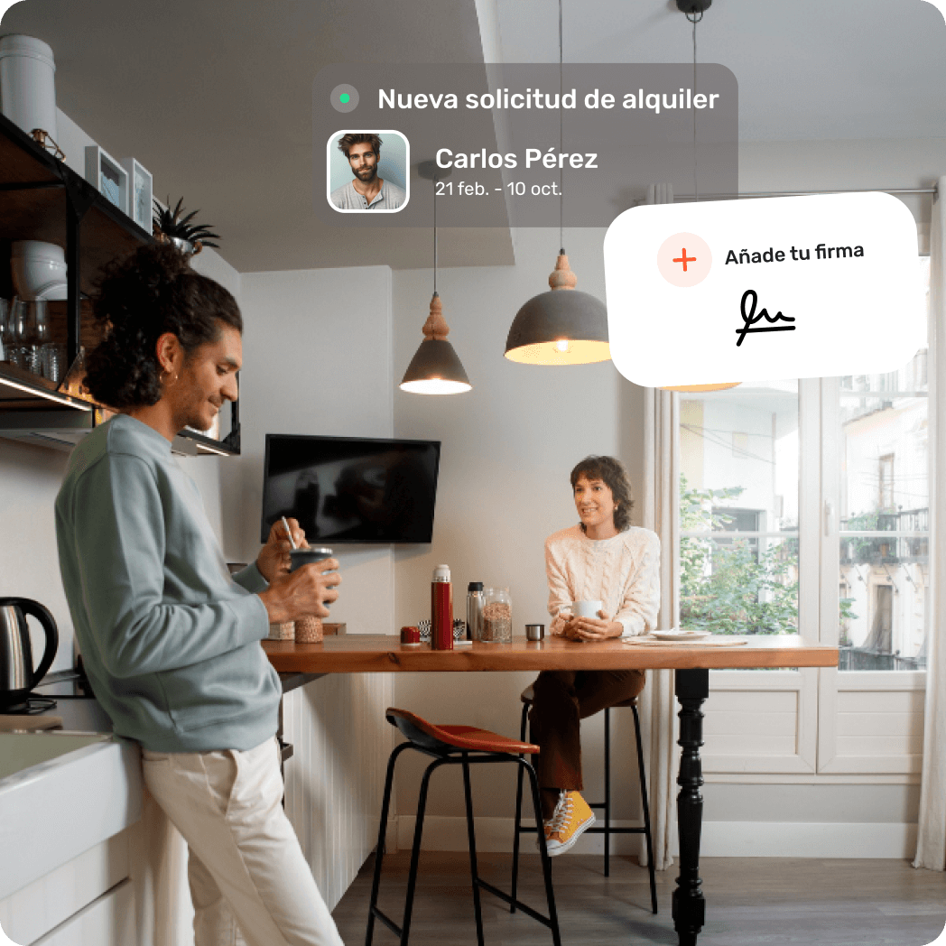 Mujer profesional trabajando en su portátil con la plataforma ToRoomy para gestionar propiedades.